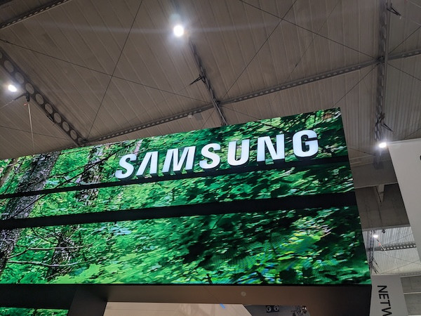 Smartphone revenues hit record high as premium demand lifts Q4